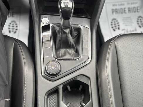 Used 2022 Volkswagen Tiguan SE w/ Panoramic Sunroof Package image 17