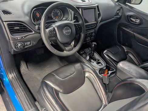 Used 2022 Jeep Cherokee Trailhawk w/ Comfort/Convenience Group AWD/4WD image 12