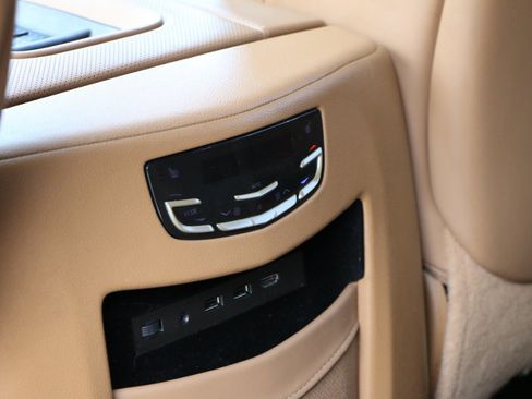 Used 2017 Cadillac Escalade ESV Platinum RWD image 40