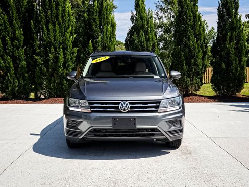 Used 2019 Volkswagen Tiguan SE w/ Panoramic Sunroof Package AWD/4WD image 3