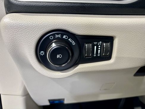 Used 2023 Chrysler Pacifica Touring-L FWD image 16