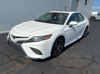Used 2018 Toyota Camry SE w/ Moonroof Package FWD video 1
