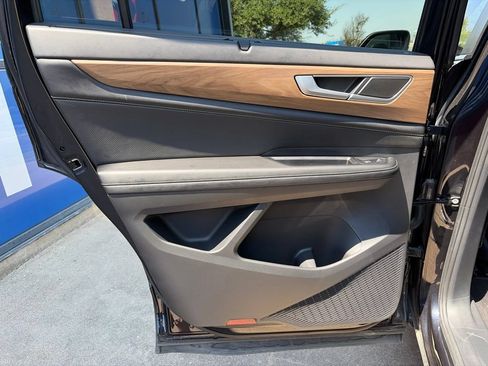 Used 2024 Volkswagen Atlas SE FWD image 18