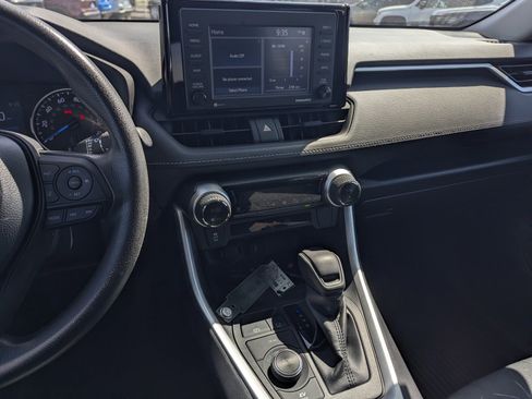 Used 2022 Toyota RAV4 XLE AWD/4WD image 10