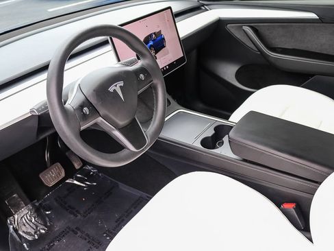 Used 2024 Tesla Model Y Long Range AWD/4WD image 17