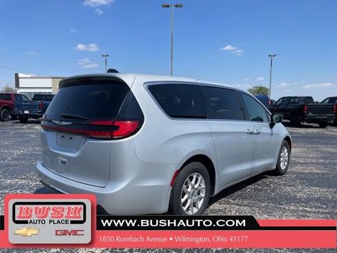 Used 2024 Chrysler Pacifica Touring-L FWD image 8