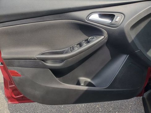 Used 2015 Ford Focus SE w/ Equipment Group 201A FWD image 9