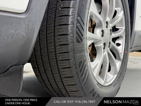 Used 2019 Jeep Cherokee Latitude Plus w/ Comfort/Convenience Group FWD image 11