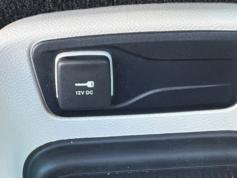 Used 2023 Chrysler Pacifica Touring-L image 28