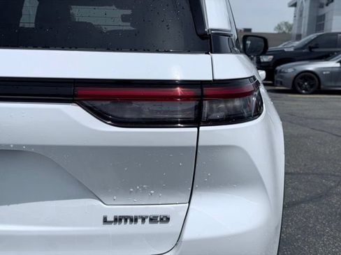 Certified 2023 Jeep Grand Cherokee Limited w/ Luxury Tech Group II AWD/4WD image 8