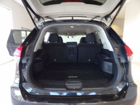 Used 2018 Nissan Rogue SV FWD image 18