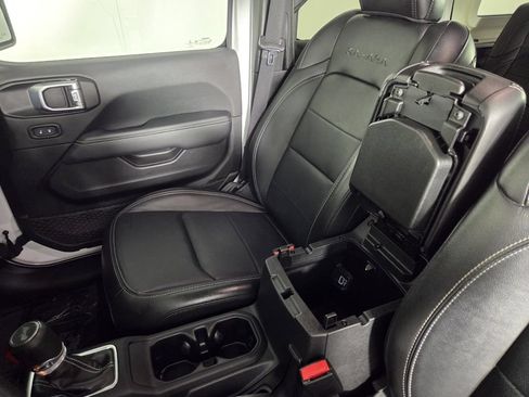 Used 2022 Jeep Wrangler Unlimited Sahara AWD/4WD image 23