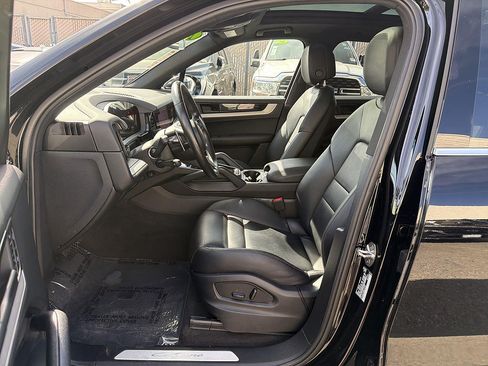 Used 2024 Porsche Cayenne AWD/4WD image 19