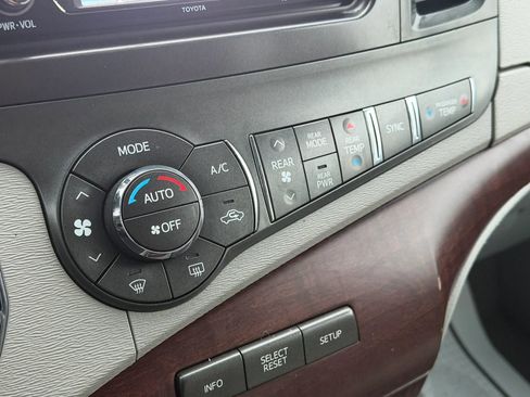 Used 2014 Toyota Sienna XLE AWD/4WD image 15