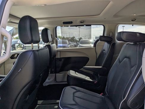 Used 2023 Chrysler Pacifica Limited image 13