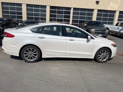 Used 2017 Ford Fusion SE w/ Fusion SE Technology Package FWD image 2