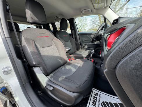 Used 2016 Jeep Renegade Trailhawk image 11