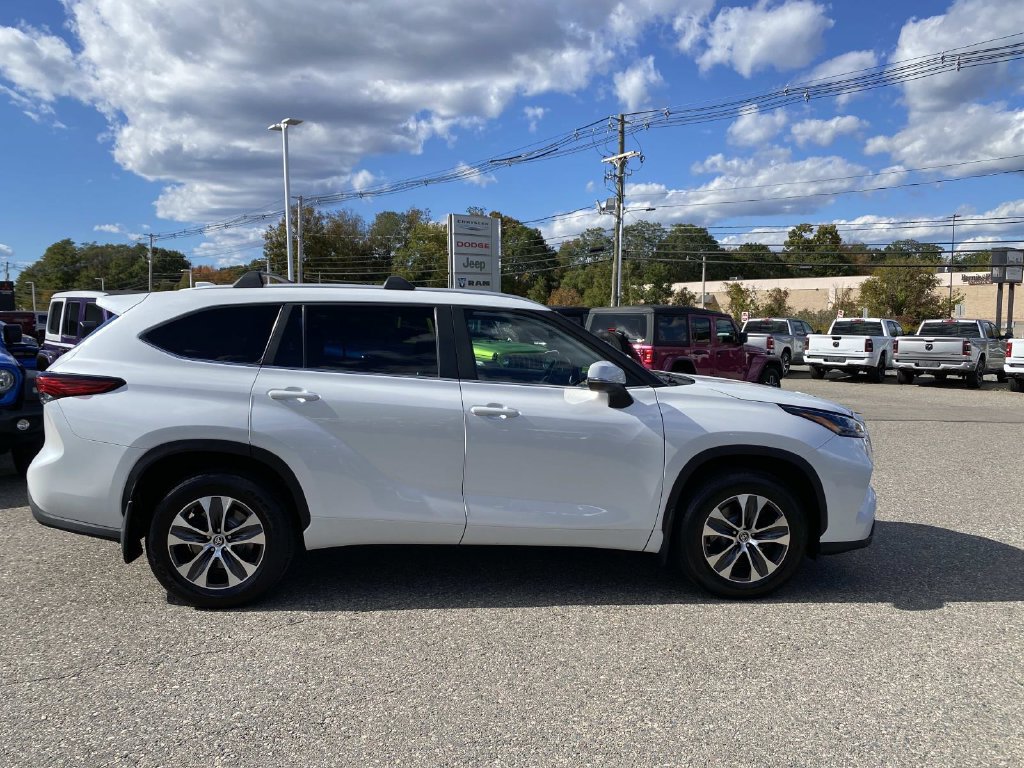 Used 2023 Toyota Highlander XLE AWD/4WD image 2