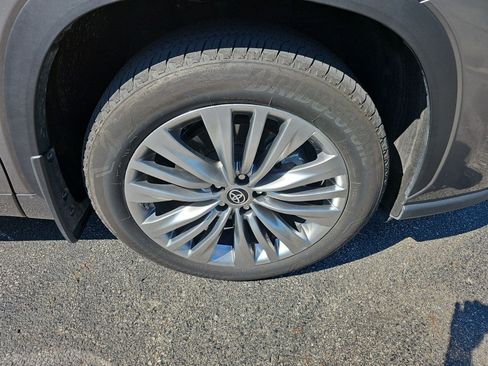 Used 2025 Toyota Highlander Platinum AWD/4WD image 10