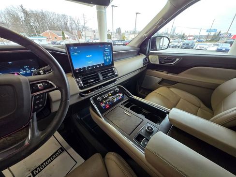 Used 2022 Lincoln Navigator Reserve image 18