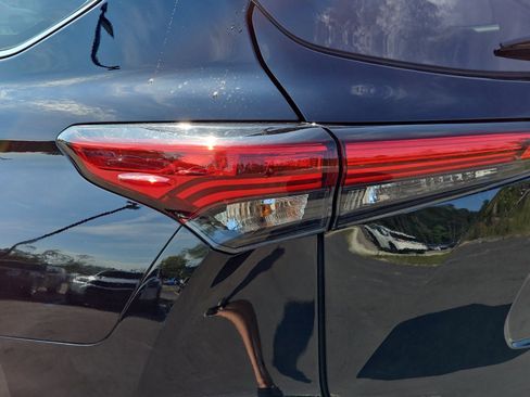 Used 2023 Toyota Highlander XLE AWD/4WD image 32
