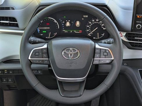 Used 2025 Toyota Sienna XLE image 19