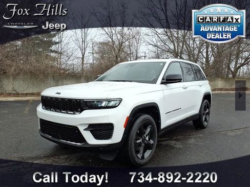 Used 2024 Jeep Grand Cherokee Altitude image 3