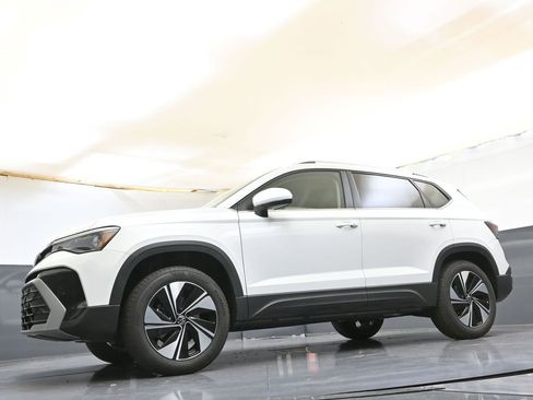 Used 2025 Volkswagen Taos SE image 28