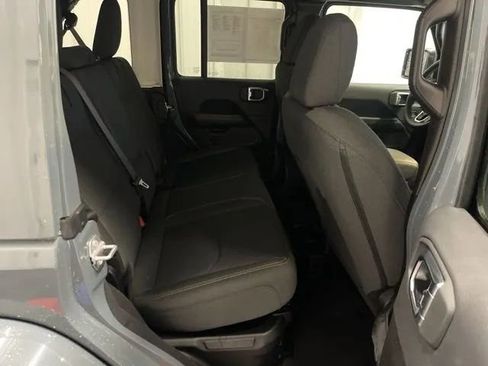 Used 2025 Jeep Wrangler Unlimited Sahara image 16