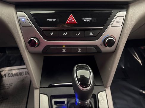 Used 2018 Hyundai Elantra SE image 30