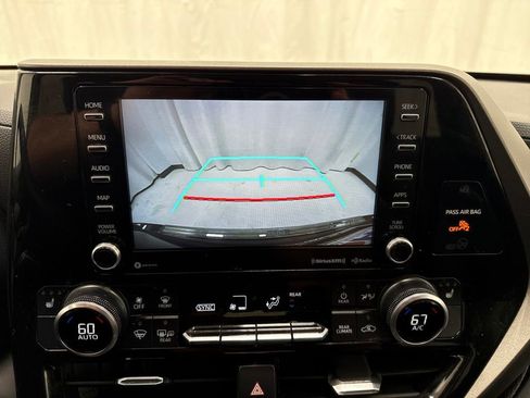 Used 2022 Toyota Highlander XLE image 28