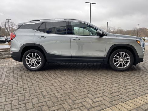 Used 2024 GMC Terrain SLT w/ Infotainment Package II image 6