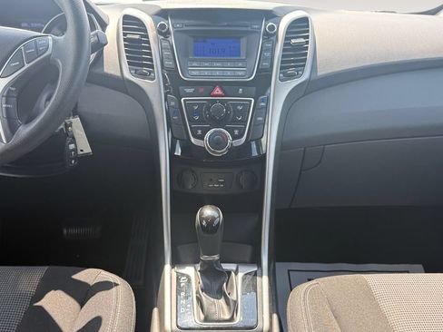 Used 2017 Hyundai Elantra GT FWD image 11