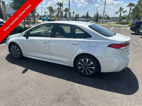 Used 2020 Toyota Corolla LE FWD image 3