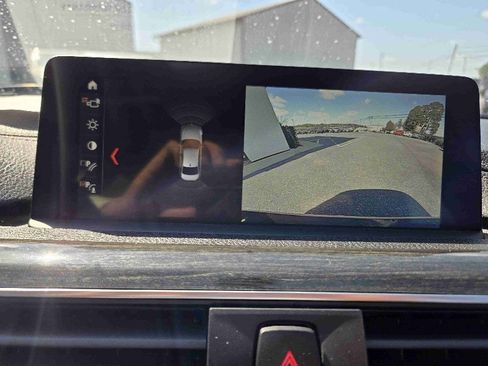 Used 2018 BMW 328d Sedan w/ Convenience Package image 16