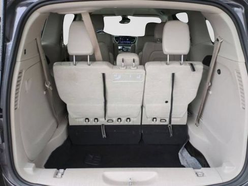 Used 2021 Chrysler Pacifica Touring-L FWD image 10