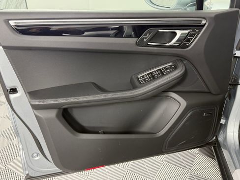 Certified 2025 Porsche Macan AWD/4WD image 14