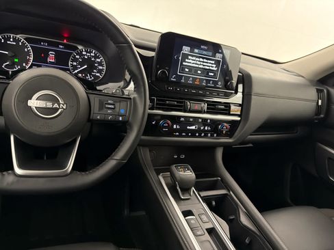 Certified 2024 Nissan Pathfinder SL w/ Black Appearance Package FWD image 19