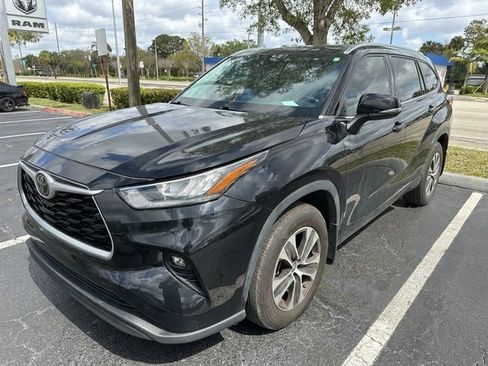 Used 2020 Toyota Highlander XLE image 1