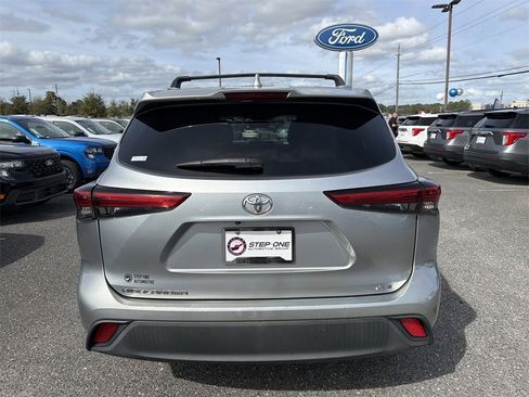 Used 2021 Toyota Highlander XLE image 6