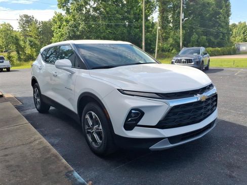 Used 2025 Chevrolet Blazer LT FWD image 3