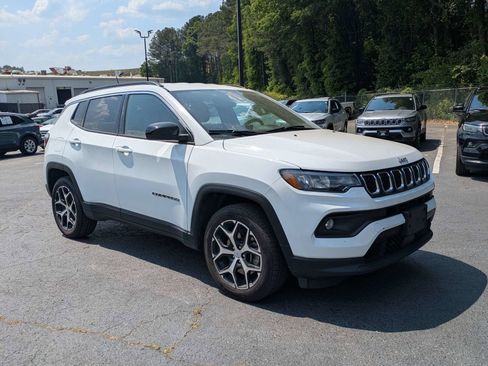 Used 2024 Jeep Compass Latitude AWD/4WD image 2