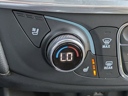 Certified 2023 Chevrolet Traverse Premier FWD image 35