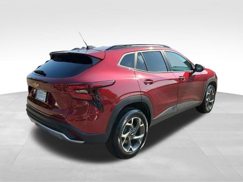 Used 2025 Chevrolet Trax LT FWD image 4