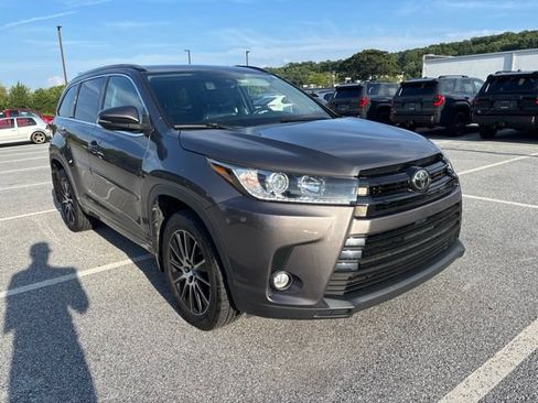 Used 2017 Toyota Highlander SE AWD/4WD image 3