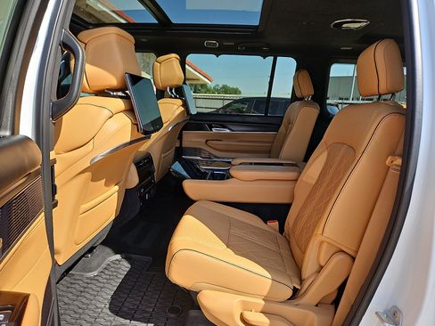 Used 2025 Jeep Grand Wagoneer Series III w/ Rear Seat Video Group 1 AWD/4WD image 12
