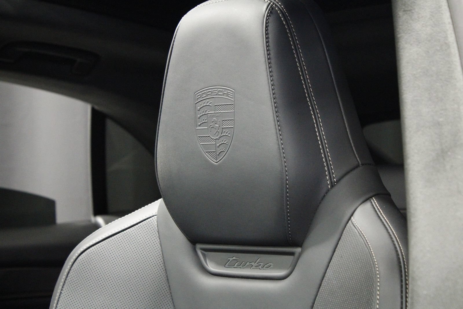 Certified 2025 Porsche Macan Turbo Electric AWD/4WD image 37