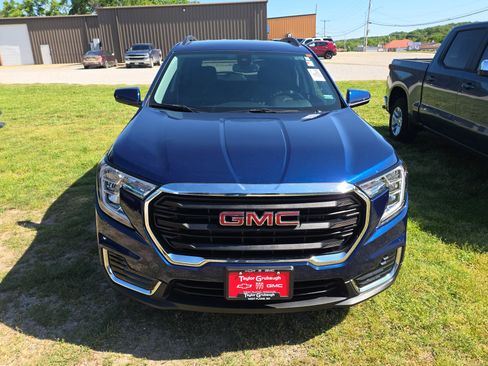 Used 2022 GMC Terrain SLE w/ Driver Convenience Package FWD image 2