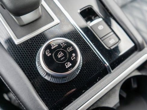 Used 2023 Mitsubishi Outlander AWD image 35