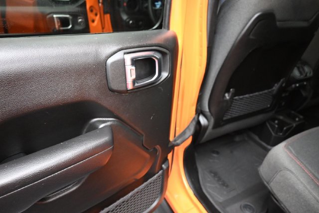 Used 2025 Jeep Gladiator Rubicon w/ Convenience Group AWD/4WD image 18